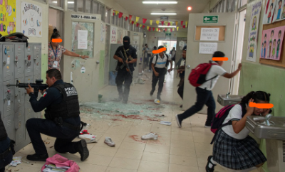 Primer plano de un pasillo escolar vacío con luz fría; sobreimpreso grande: "AMENAZAS EN ESCUELAS" y un sello rojo que diga "PROTOCOLO ACTIVADO".