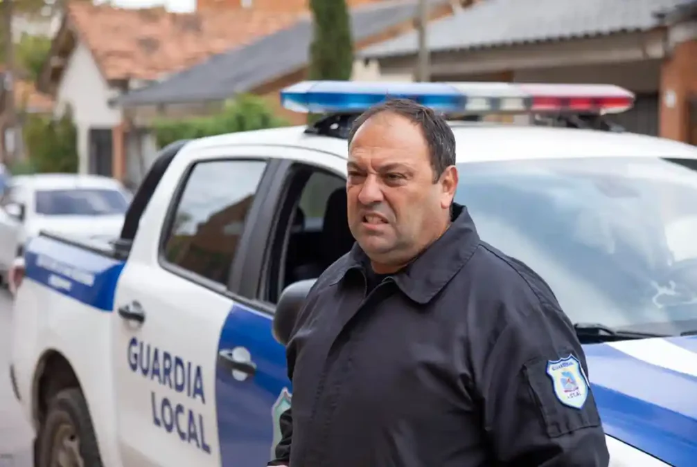 Vecino de Banda Norte en Río Cuarto con gesto de bronca frente a un móvil de Guardia Local imagen solo ilustrativa